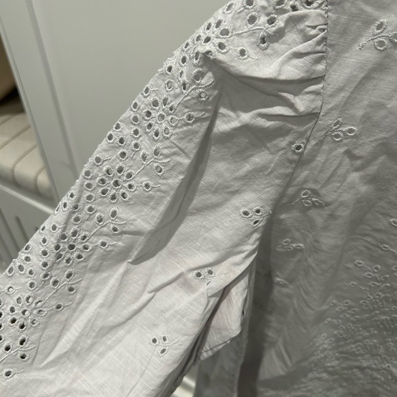 NWT Gap Light Gray Embroidered Top Size XS - Picture 4 of 4